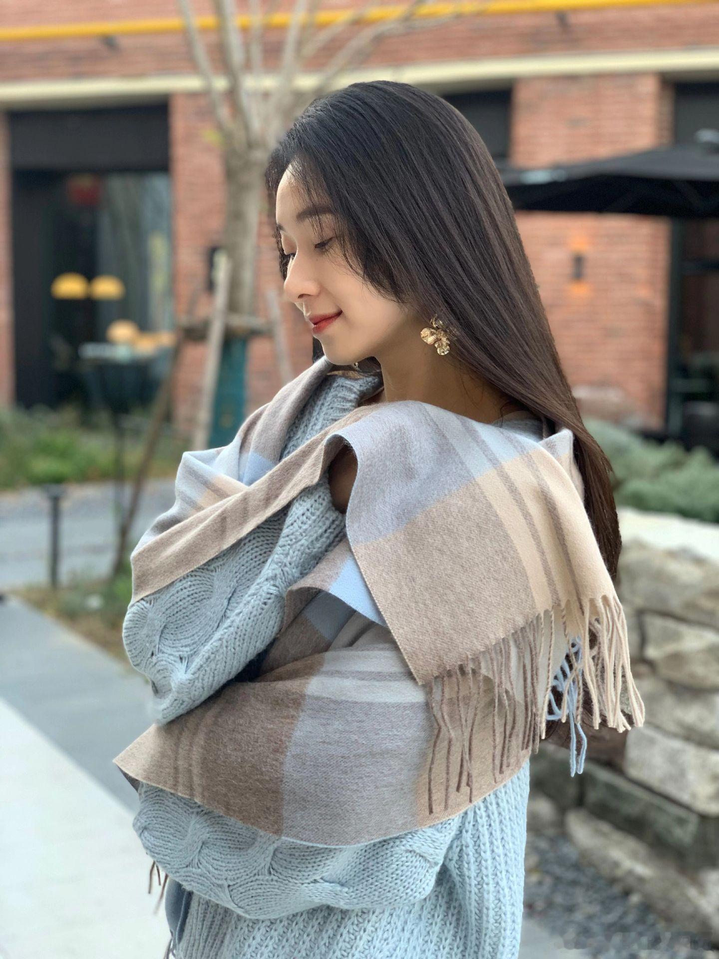 今天穿什么 蓝色毛衣，格子围巾，肉丝搭配，粉色高跟鞋美女绘梦长廊