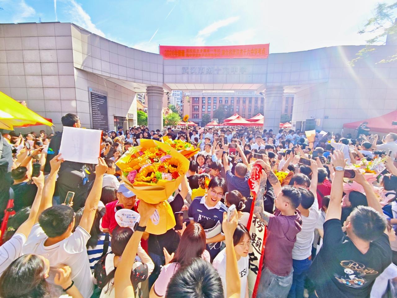 【高考最后一天，武汉考生花式庆完谢幕】2026年6月9日，高考最后一场思政考试落