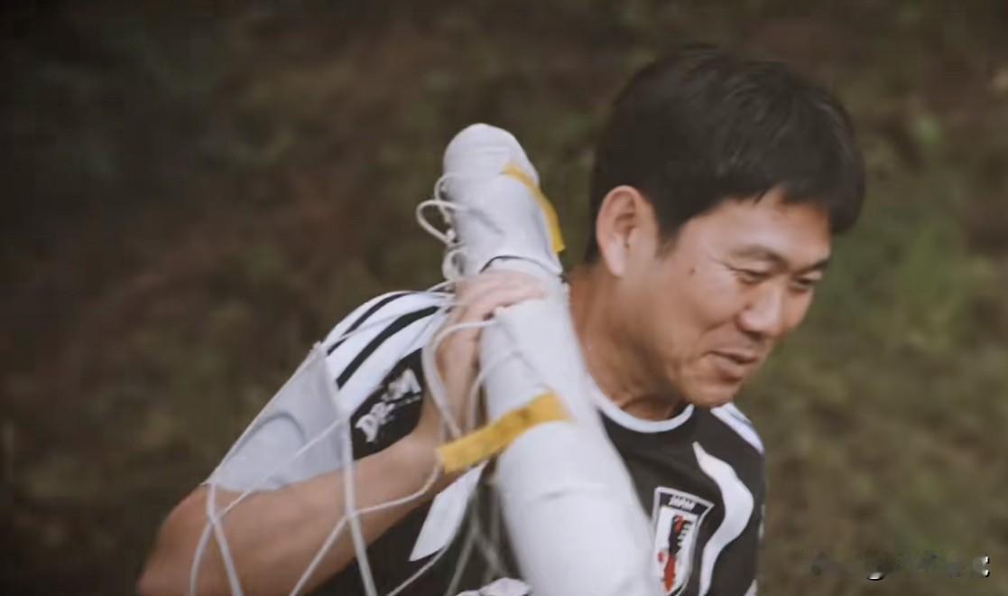 日本足球队主教练森保一亲自扛着训练用的球门，走乡间小路到训练场，球员们随后才大摇