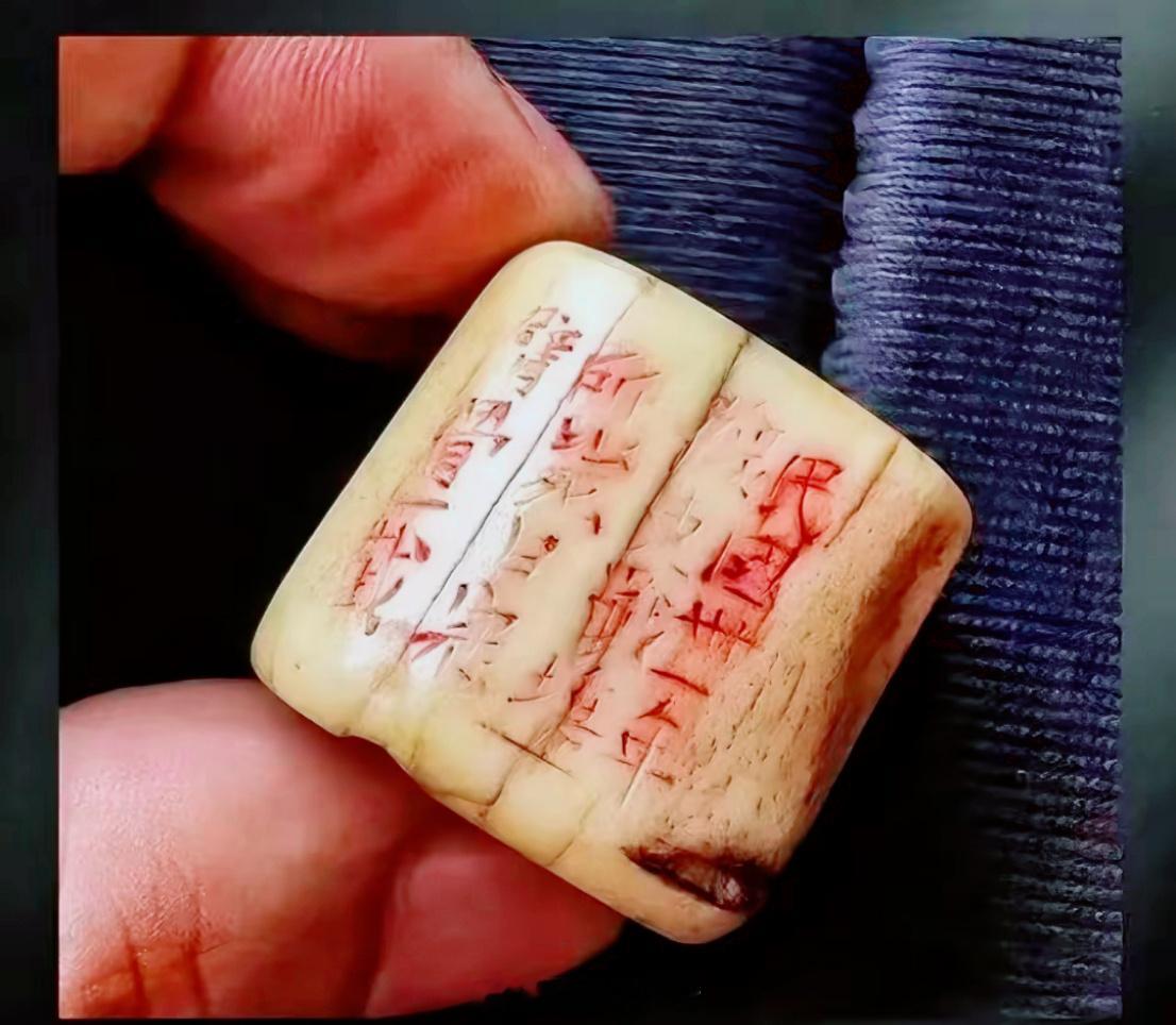 1942年，用豫东战场所毙的日寇臂骨，打造的一枚“扳指”。敬英雄。