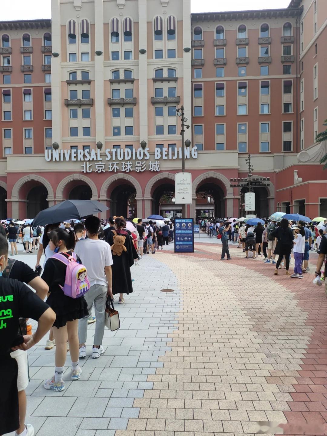 北京环球影城的优速通，像哈利波特园区的禁忌之旅，常规排队需要120分钟或者更长，