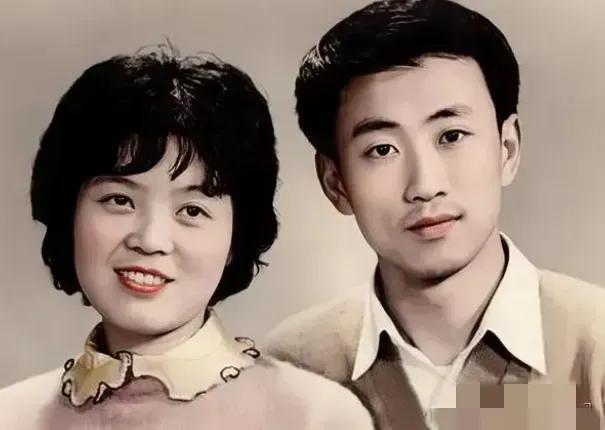 1977年，知青刘小勇考上大学。临走前夜，17岁王爱娟含泪解开衣扣：“小勇哥，你