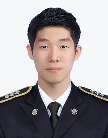 韩国海警将救生衣让给中国老人后遇难这位海警年仅34岁，正处于人生黄金阶段，而获救