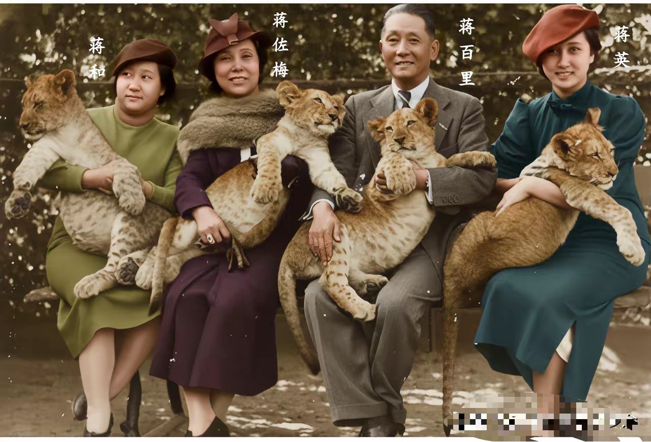 这是蒋百里和妻子蒋佐梅及两个女儿蒋英与蒋和在德国柏林动物园游玩时留下的一张珍贵合