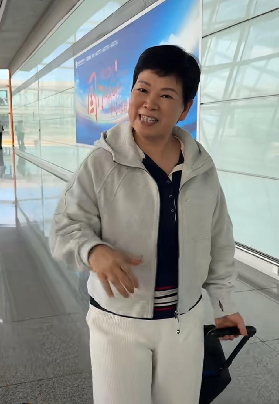 刷到倪夏莲阿姨抵达北京首钢备战大满贯，状态真的绝了！
63岁还站在国际乒乓球赛场