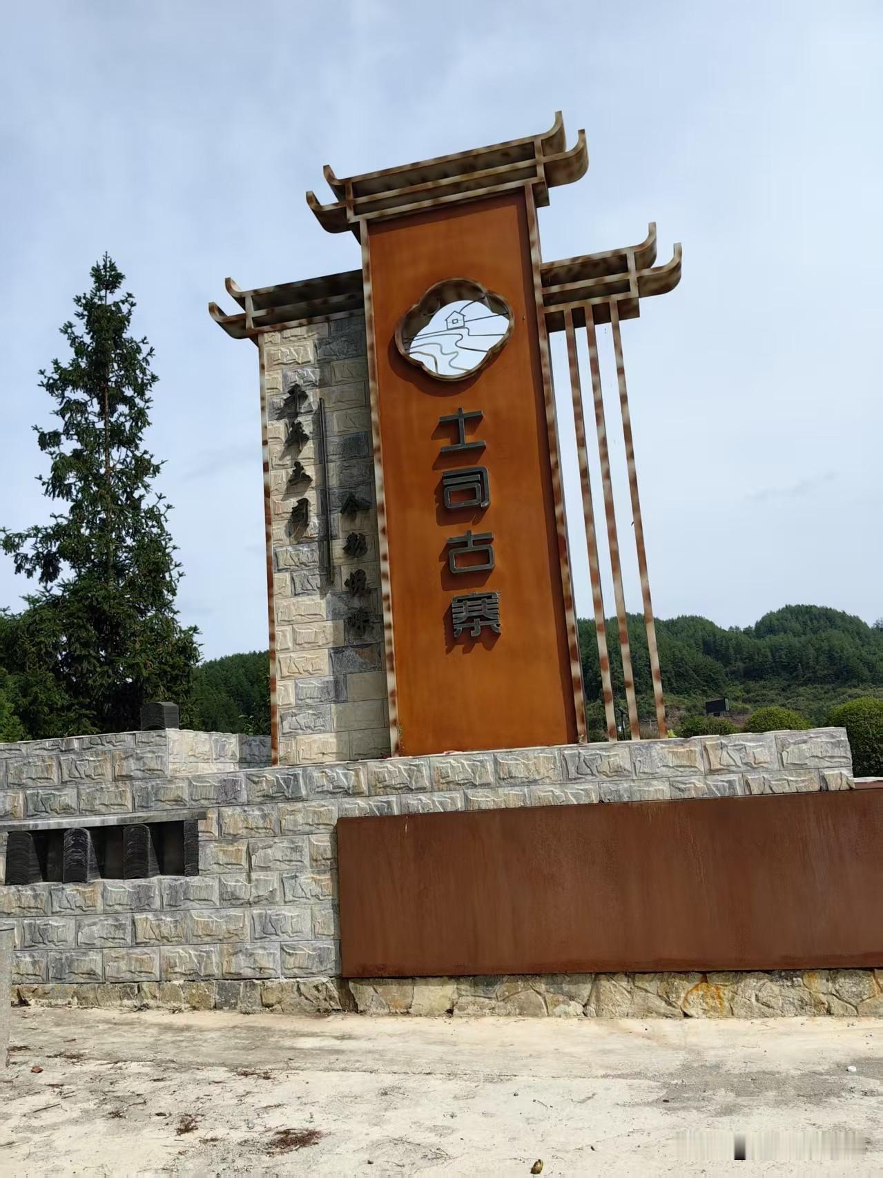 自驾黄水去避暑，大歇下高速走悦黄路，沿途满眼绿色，凉风习习，田园风光。
   途