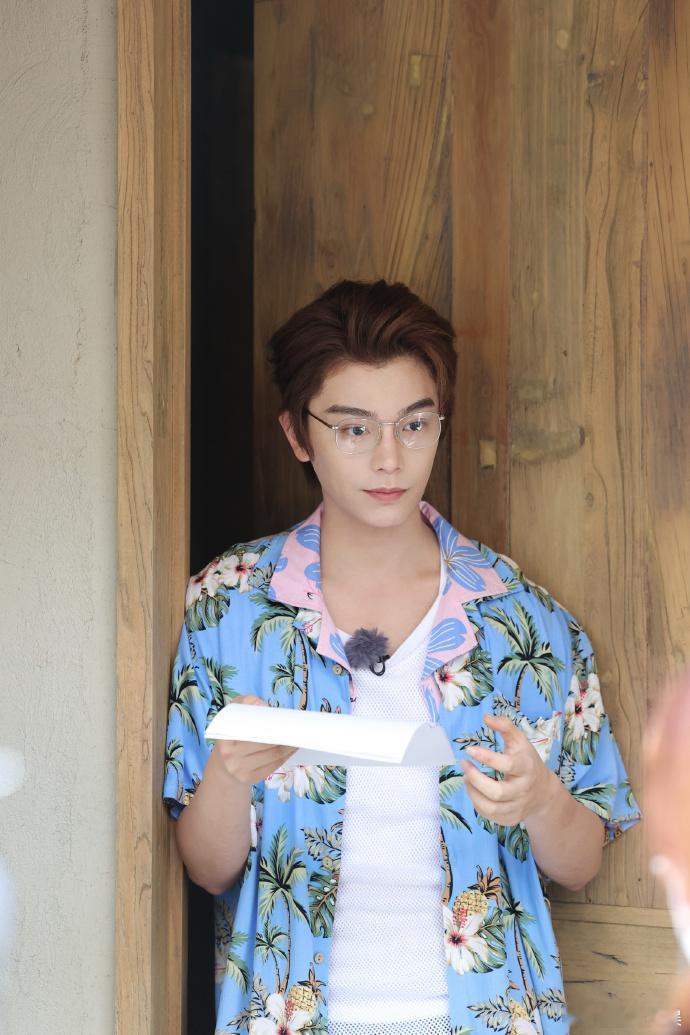 丁禹兮海岛吹风  丁禹兮海岛穿搭 当丁禹兮在海岛展开时尚之旅，花衬衫是他的时尚利