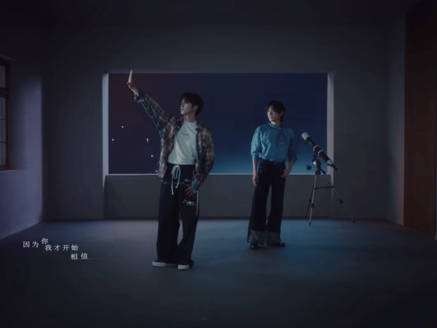 烟花升停在星夜 