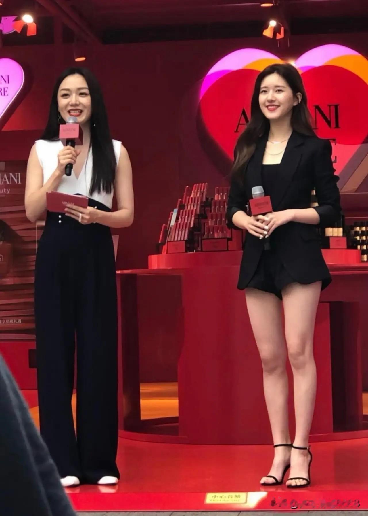 这两位美女同台参加活动，右边这位穿凉鞋的美女有气质一些，她的脸型小，特别上镜，整