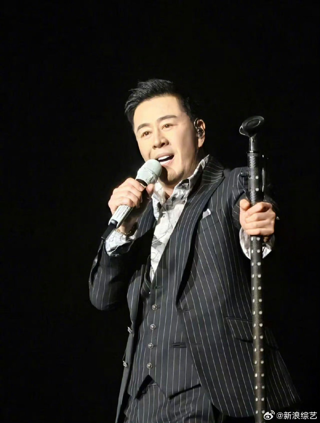 杨坤认为歌手节目10人一期有点多杨坤这种不被外界起伏左右只专心精进演唱功底的处事