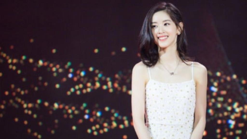 你知道吗？章泽天在2026年巴黎时装周的看秀生图引发了热议。生图中，她以一身黑色