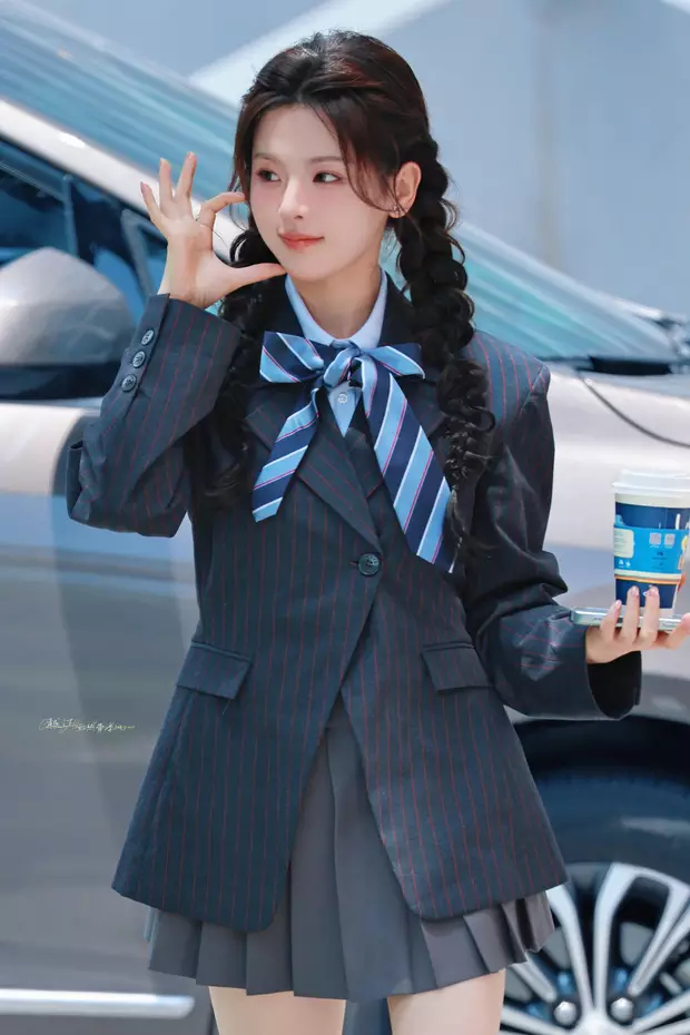杨超越穿制服短裙现身综艺录制，照片里的她扎着双麻花辫，身材窈窕，甜美比心。 ​​