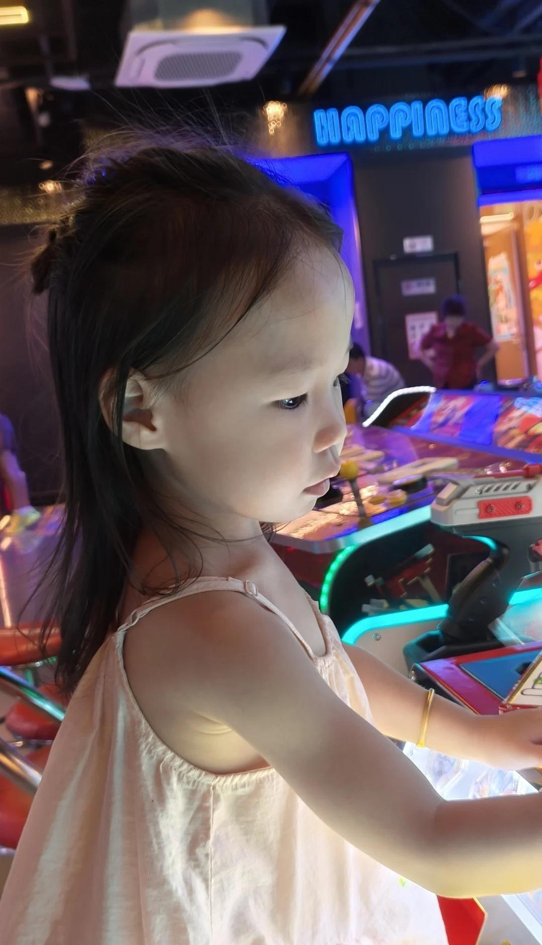 OPPO Reno16 AI人脸不化妆好厉害，好清晰啊，晚上开床头灯拍出来都是清