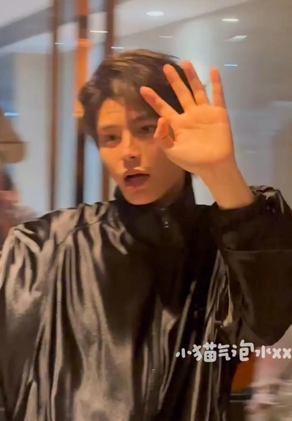 丁禹兮下班路透🈶️到底为啥这么晚才下班，玉溪快四点刚刚到酒店[苦涩][泪][泪
