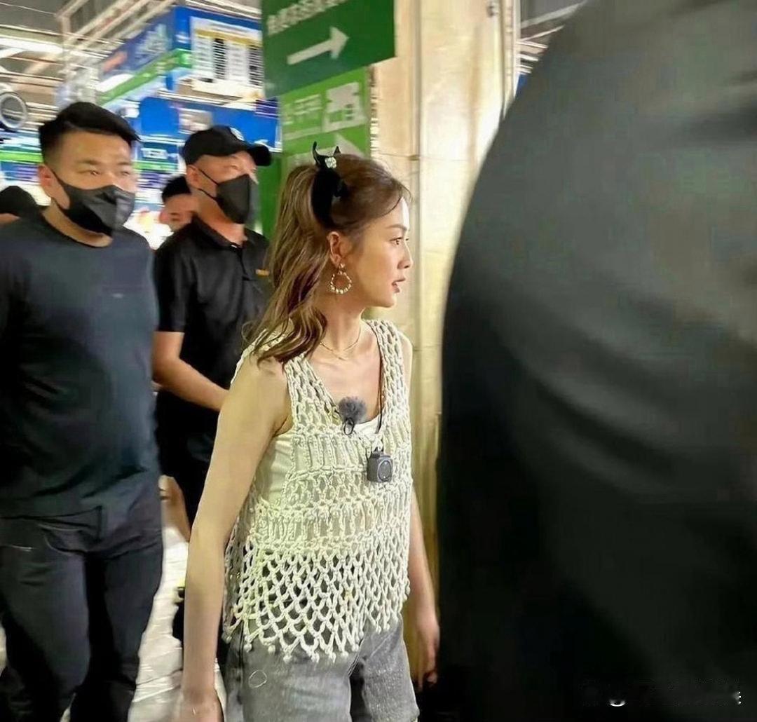 原相机抓拍的白鹿素颜出镜，五官精致耐看，生图颜值依旧在线，清爽又亮眼。 
