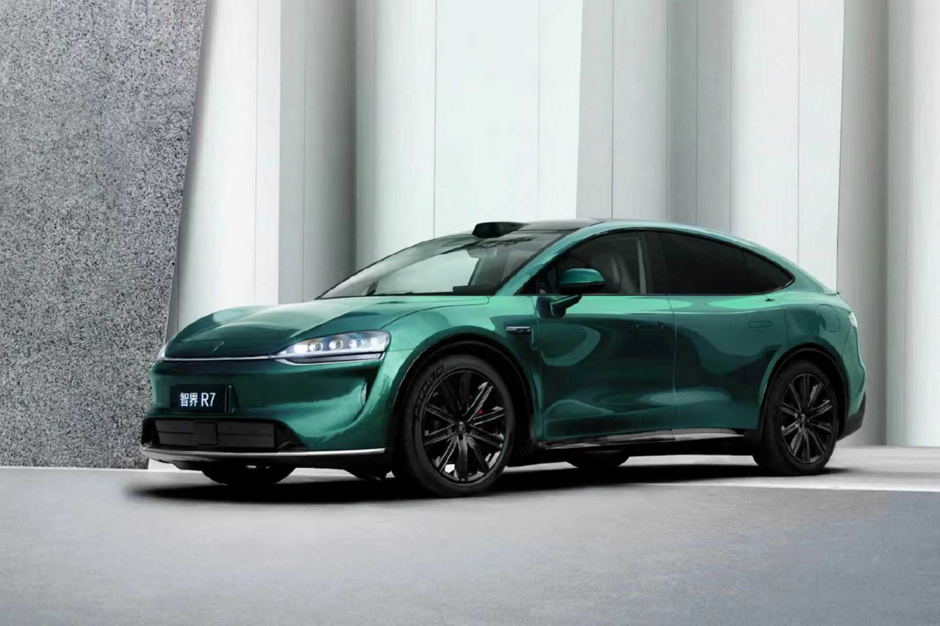 最近深度体验智界 R7，越开越对味。市区开智驾太省心，遇到电瓶车能主动避让，复杂