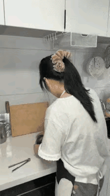 赶紧离了吧，迟早在她手里玩完[捂脸][捂脸]