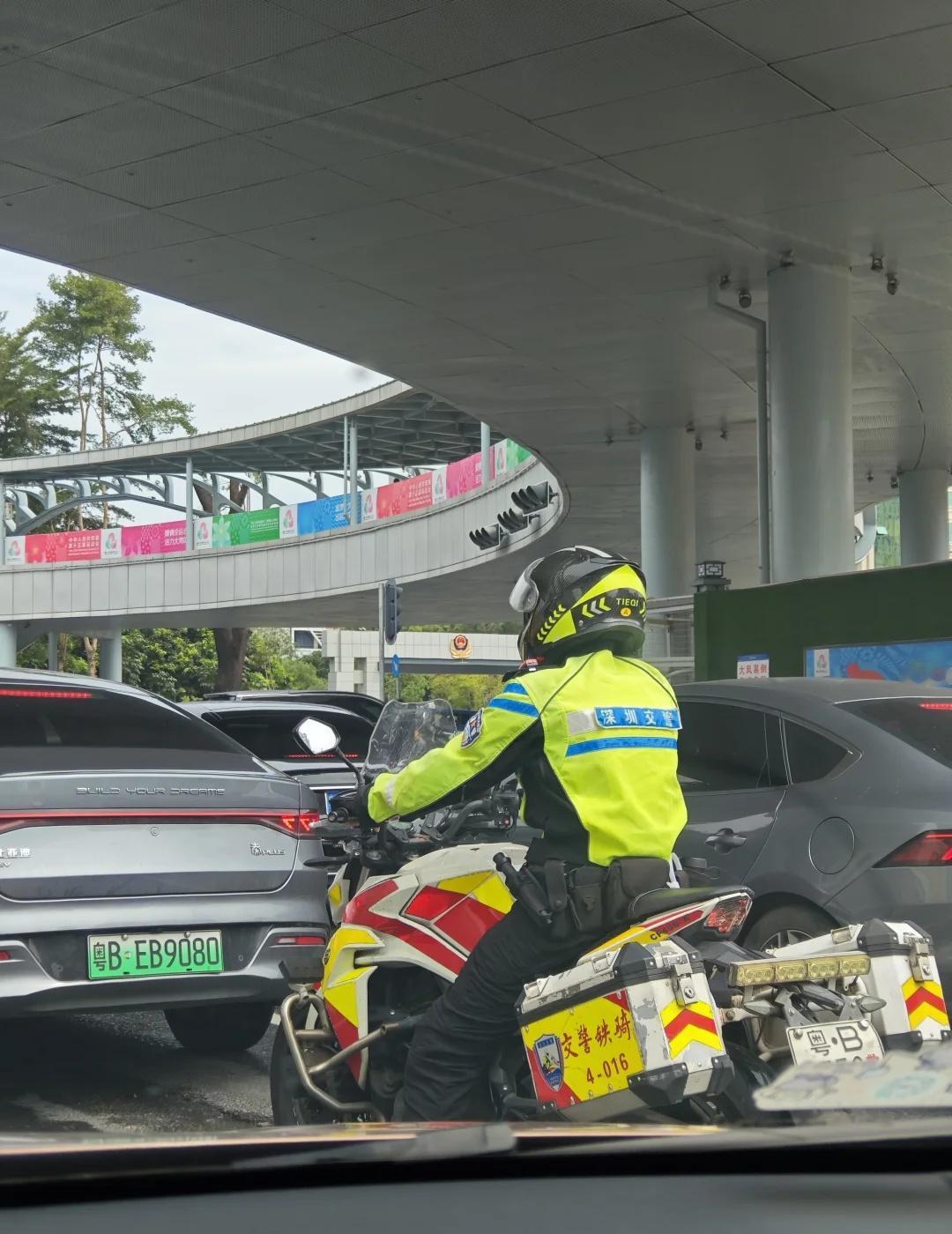 铁骑摩托车的小喇叭喊话你听到过嘛
今天在路上遇到了一个铁骑小哥哥，他那个摩托车喊