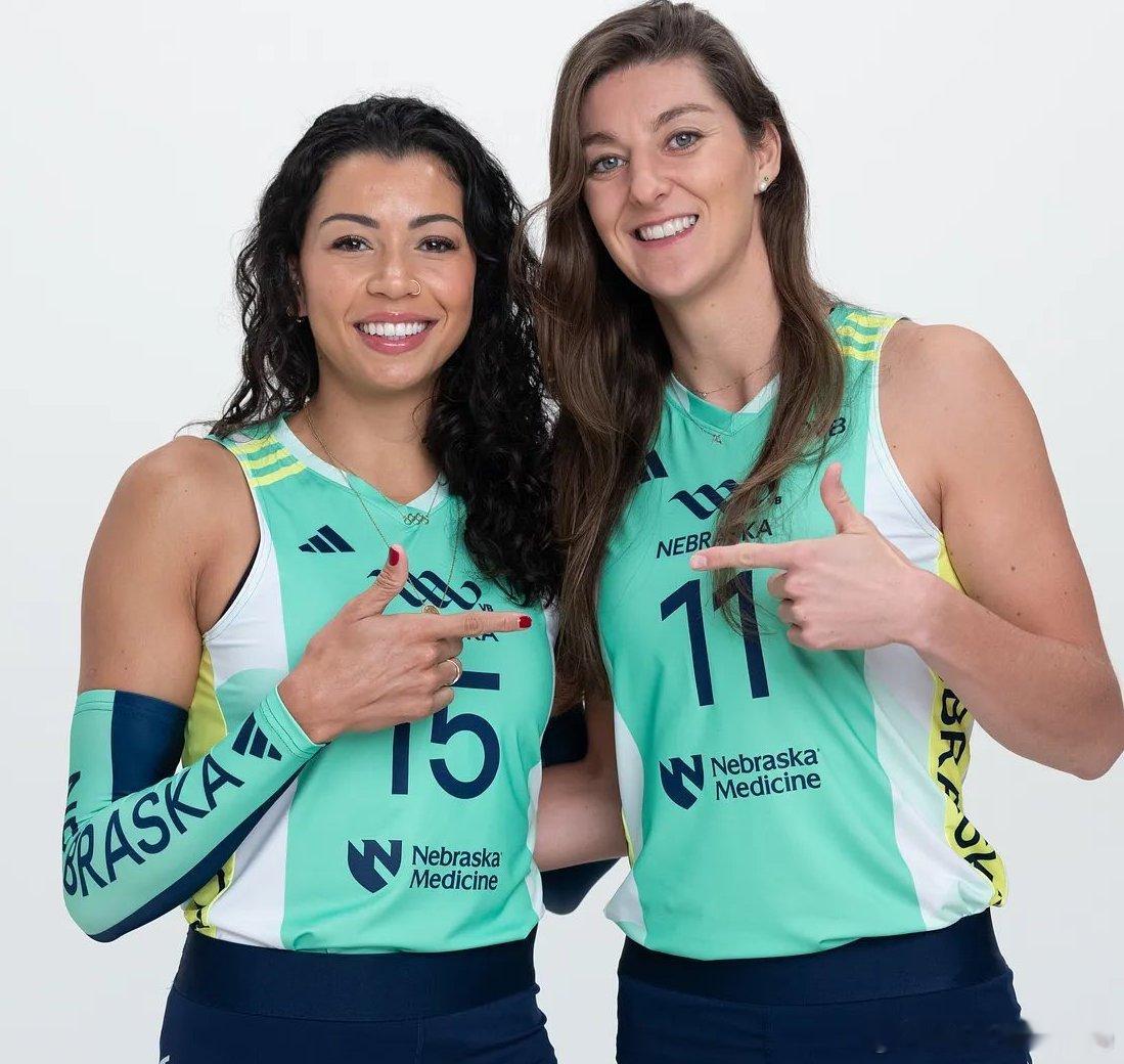 排球 🟢 安娜.卡罗琳娜.达.席尔瓦 和 安妮.布伊吉斯宣布，下个赛季她们将继