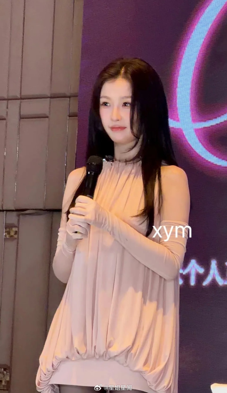 虞书欣签售会黑丝造型虞书欣签售会黑丝look今天是穿黑丝的欣欣虞书欣签售会黑丝 