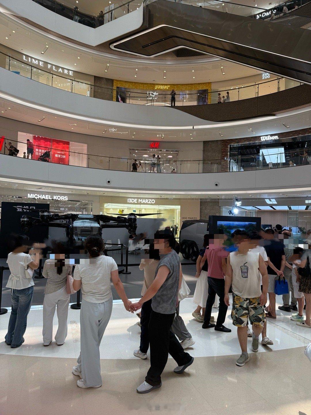 石家庄万象城的小鹏汽车展位赢麻了，位置正好在商场一进大门的C位，展台搭的很漂亮，