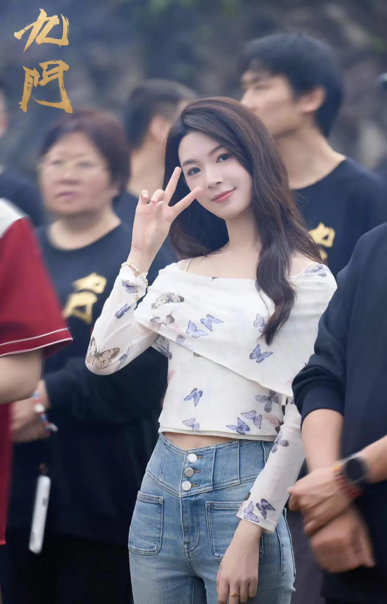 《九门》开机仪式上，陈瑶太抢镜了，美到让人移不开眼。陈瑶在剧中饰演霍家当家霍仙姑