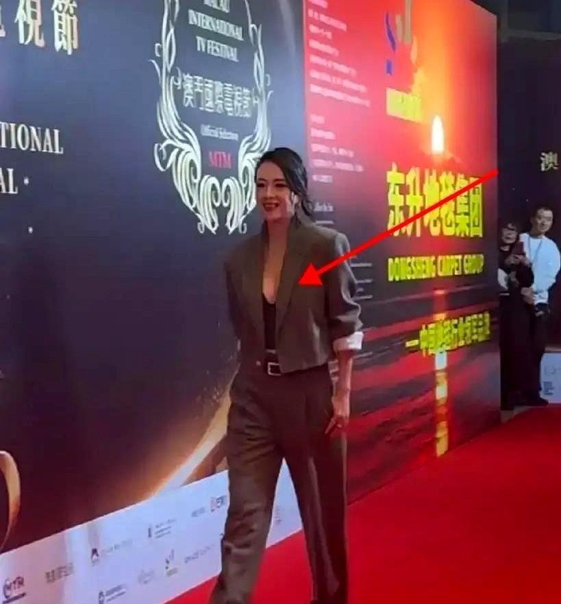 戛纳红毯那夜。
章子怡把身上那层甜美的蕾丝，彻底撕碎了。
Armani Priv