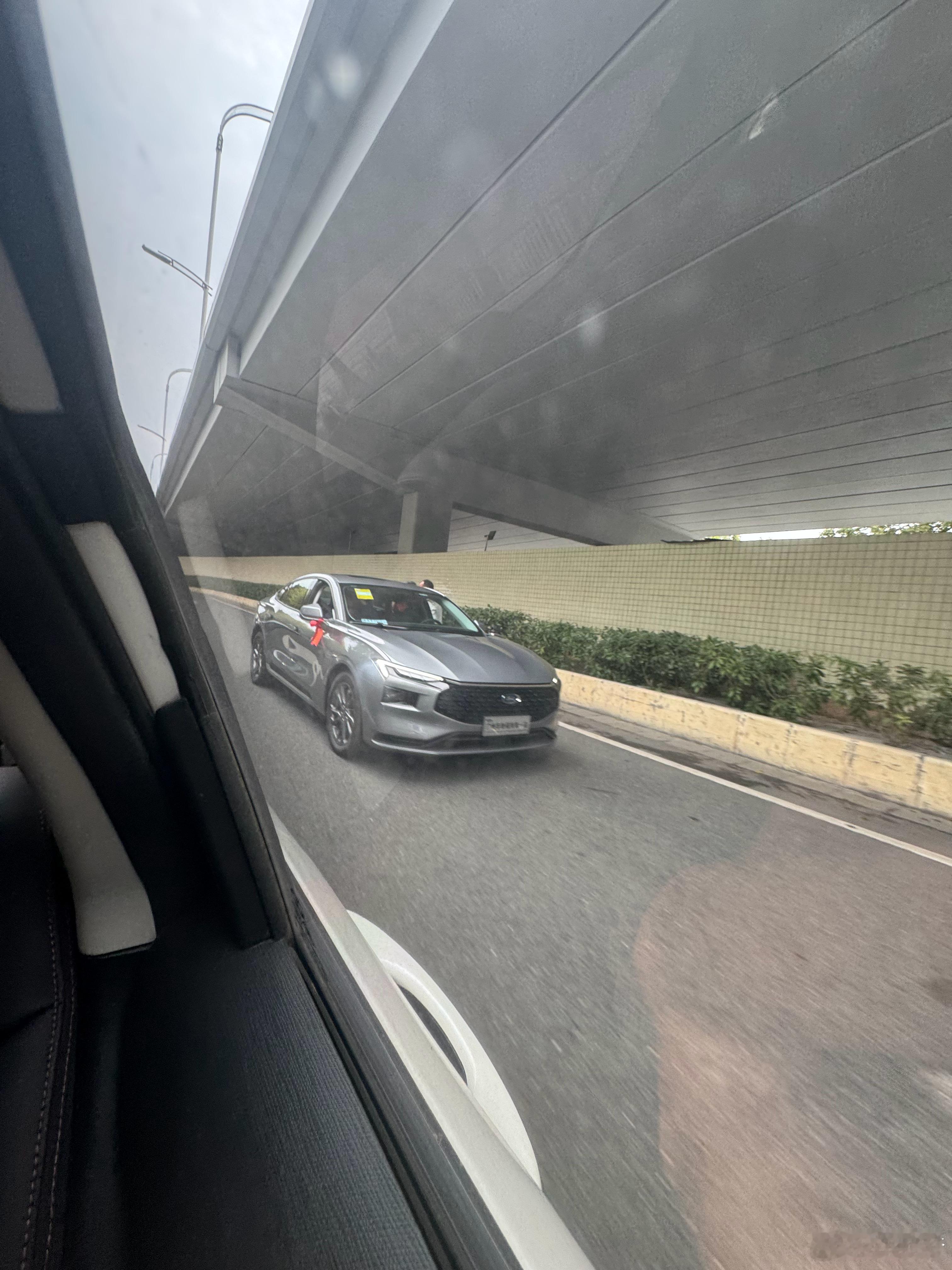 看吧，燃油车也会没油瘫在路上的