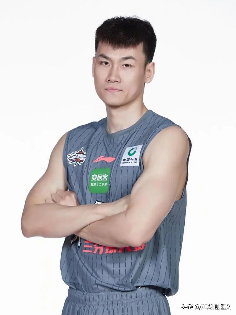 CBA球星点评王睿泽是CBA顶级3D锋线，三分精准、无球跑动出色，防守强硬态度在