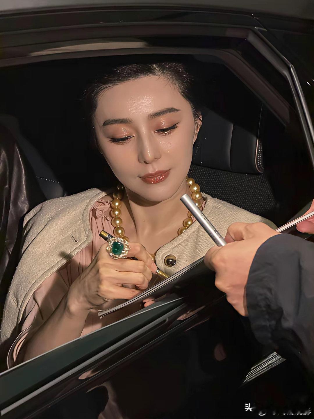 有人说，这是亚洲洲花。就这长相，的确当的起洲花。不过必须是真人长这样，而不是照片