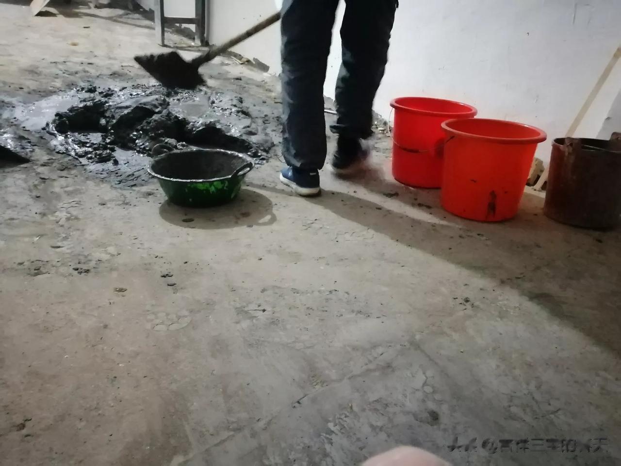 该过年了，农民工还在不停的奔波。所有的高楼大厦，所谓认为他们有钱高贵的家都是他们