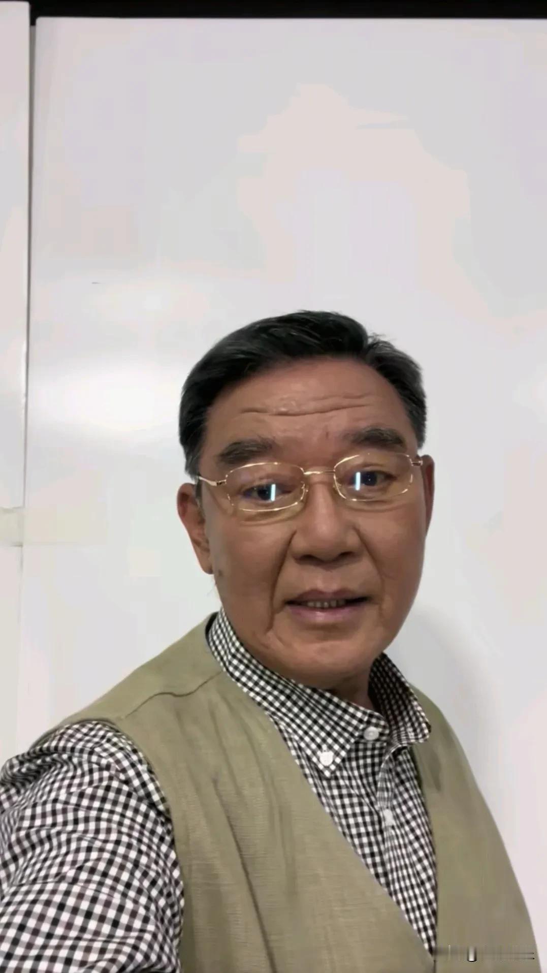 老戏骨李立群居然变年轻了！

没有了胡子拉碴，也没有了满头白发，皮肤也变得细腻了