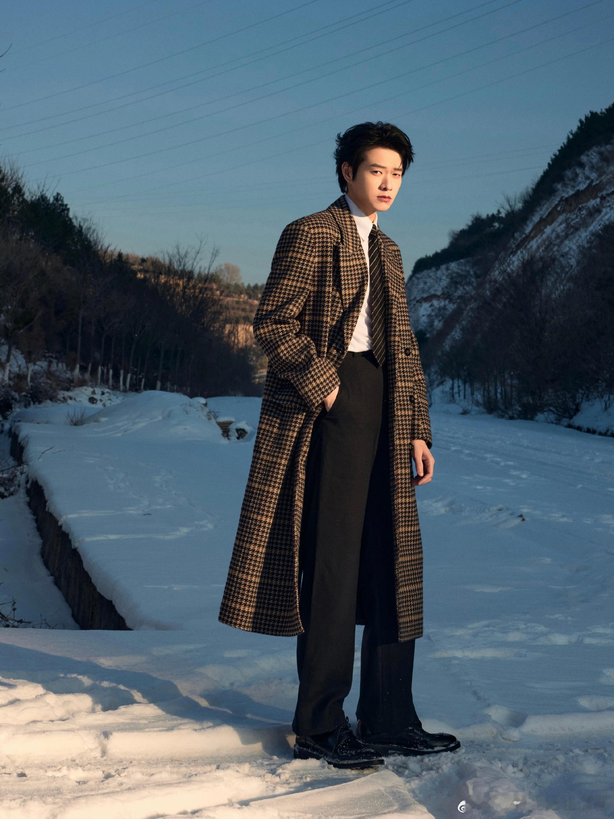 魏大勋你睁开眼我不信你两眼空空魏大勋这团宠体质真的绝了！路透里被徐志胜周奇左右夹