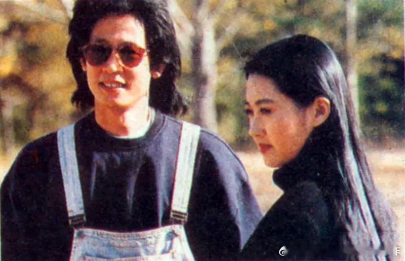 九十年代赵本山和黄晓娟在社区慰问演出。赵本山当年留着一头浓密长发。 