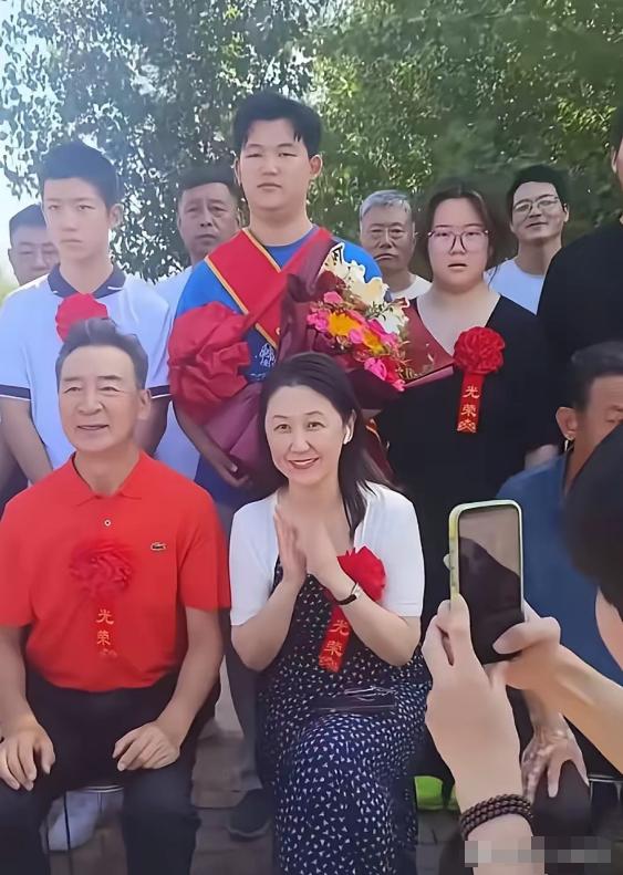 真是“祖坟冒青烟”了！
9 月 7 号，老戏骨寇振海一下子冲上热搜，不是因为拍戏