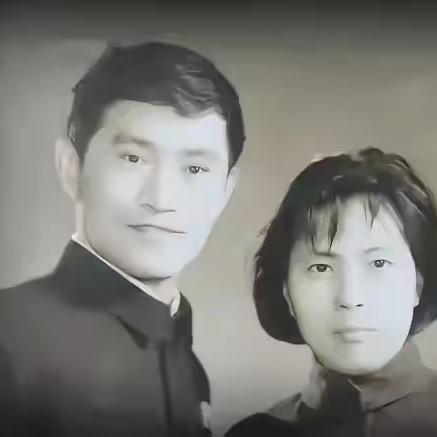 牛犇和妻子王惠玲，一张温馨的合影，这张黑白照拍摄于1957年上海城区照相馆，是牛