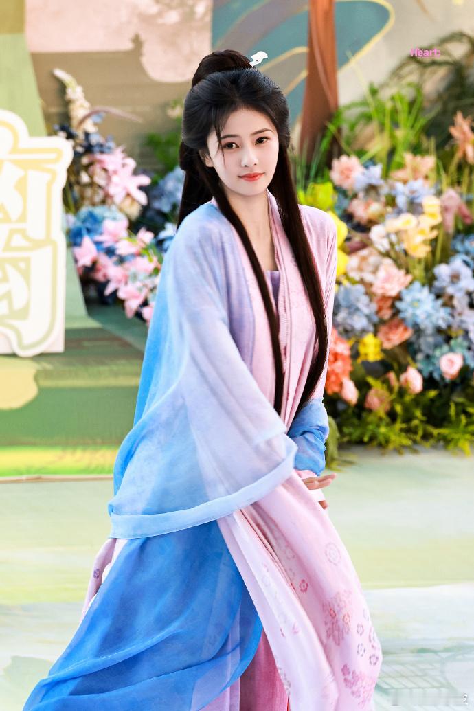 白鹿8月生病瘦到86斤白鹿《莫离》杀青现场，白鹿8月生病瘦到86斤！总是报喜不报
