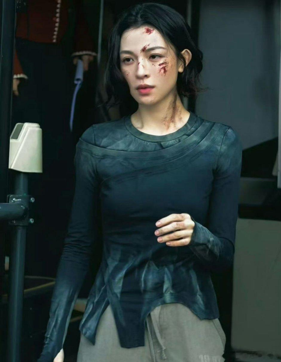 明日乐园的造型是不80%都是战损 看到钟姐和张雅钦的造型都挺飒的 