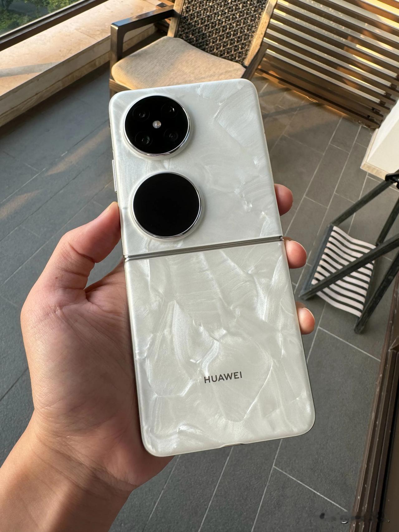 P60 Pro折叠版？华子Pocket 2的这个洛可可白，每一台都是独一无二的。