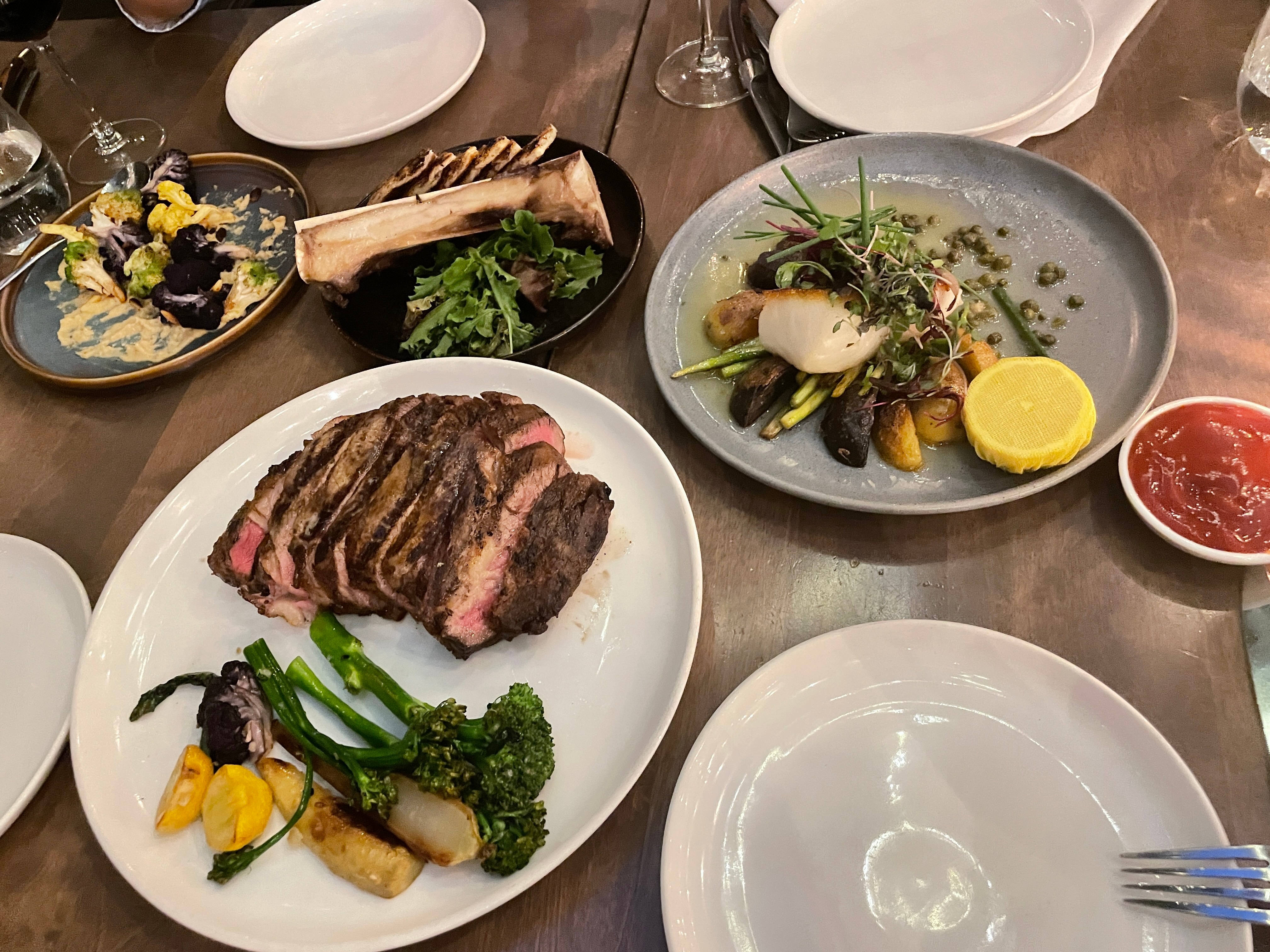 我前年夏天在纽约华尔街住了一段时间，跟我们朋友走过一家看起来不错的餐厅，就进去吃