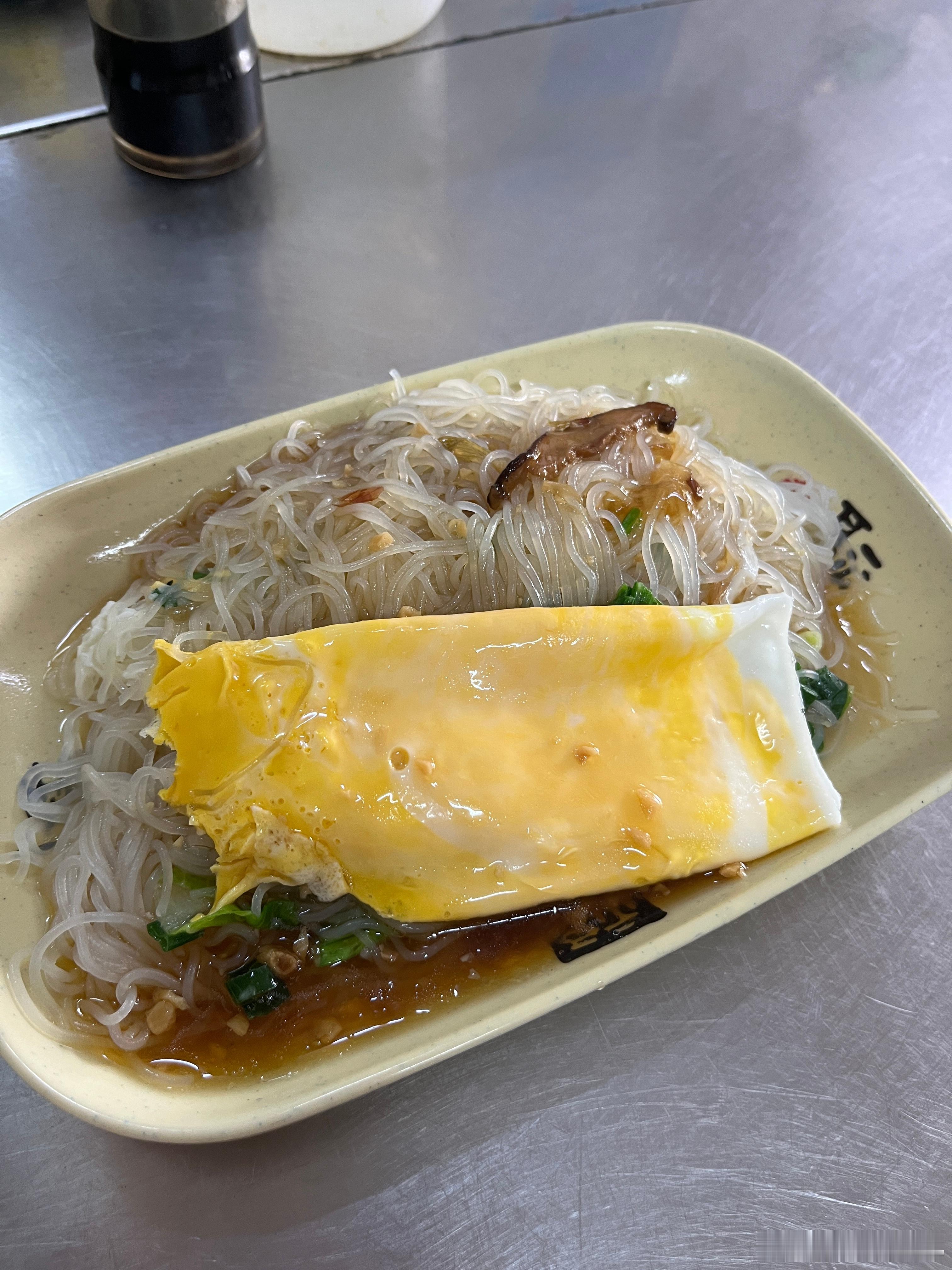 吃早餐，好饿，忍不到回家煮了。吃蒸米粉，好久没吃，这店里用的桌子，和我们以前做早