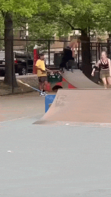 妹子虽然滑板技术不行，但是身手还是够敏捷。