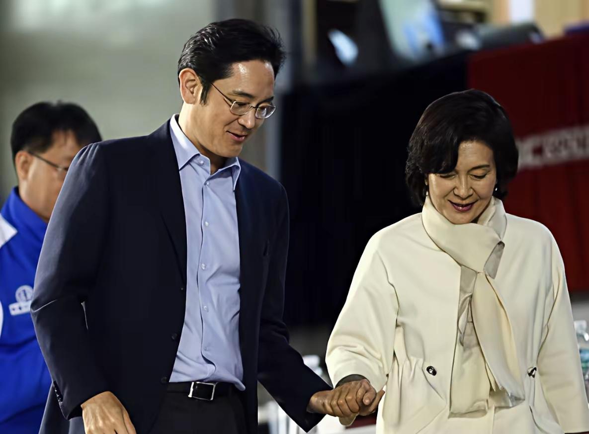 三星第一夫人洪罗喜，为何会偏爱儿子李在镕？
洪罗喜生了一子三女，最出彩的应该属李