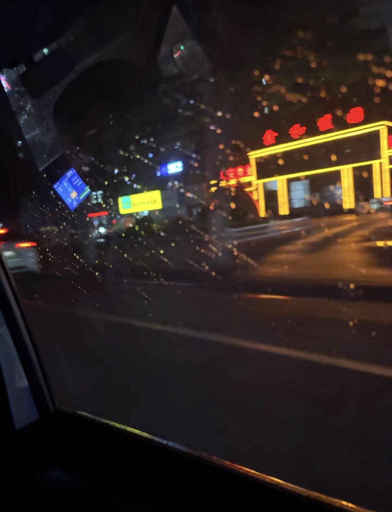 恋爱三要素：我不查岗但你事事有交代这叫安全感我不追求浪漫但你总给我惊喜这叫用心我