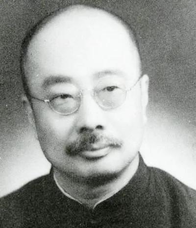 1923年的一天，鲁迅的弟媳羽太信子哭着对丈夫说：“大哥竟然偷看我冲凉！”周作人