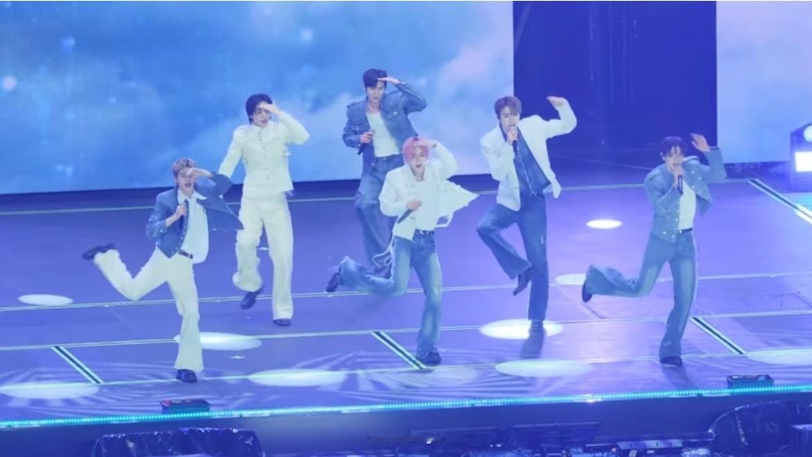 今天看完上条直拍发现，他副歌踢腿高的原因就在于他轴心的保持，在这里是瞬间就调整过