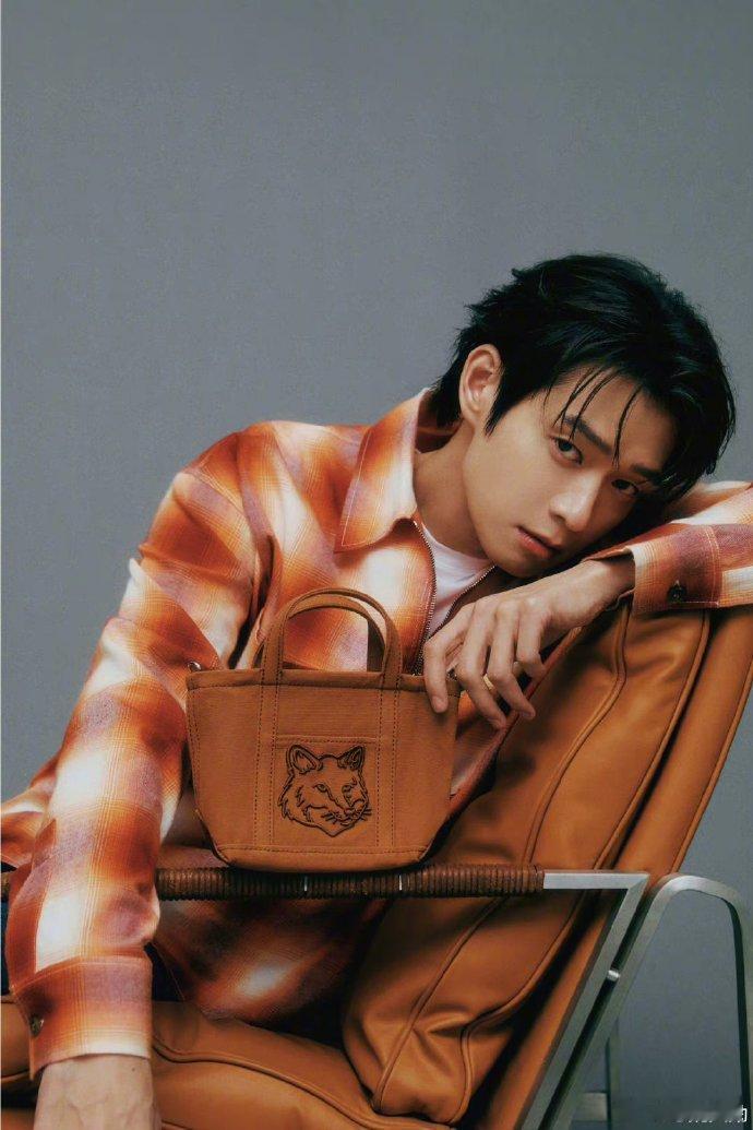 #魏大勋复古新潮穿搭# 魏大勋在时尚的海洋中畅游，复古新潮穿搭是他的导航。色彩的