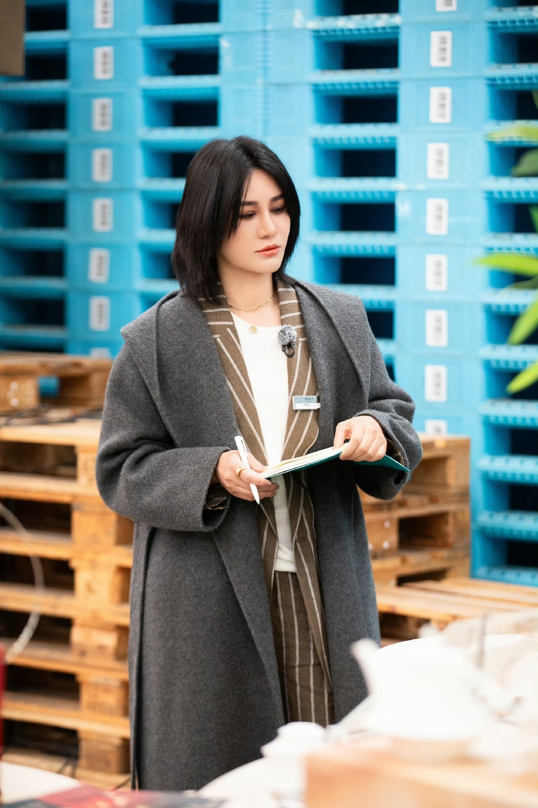 尚雯婕化妆技术看呆李佳琦合伙人颠簸大巴+眼线液笔，尚雯婕这手稳得像开了防抖，李佳