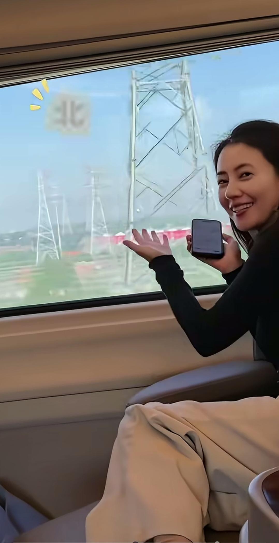 素颜的高圆圆，更接地气。