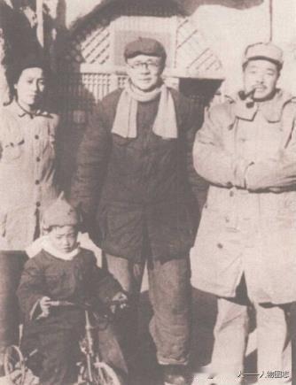 1948年，贺龙(右一)在延安与林伯渠等在一起。